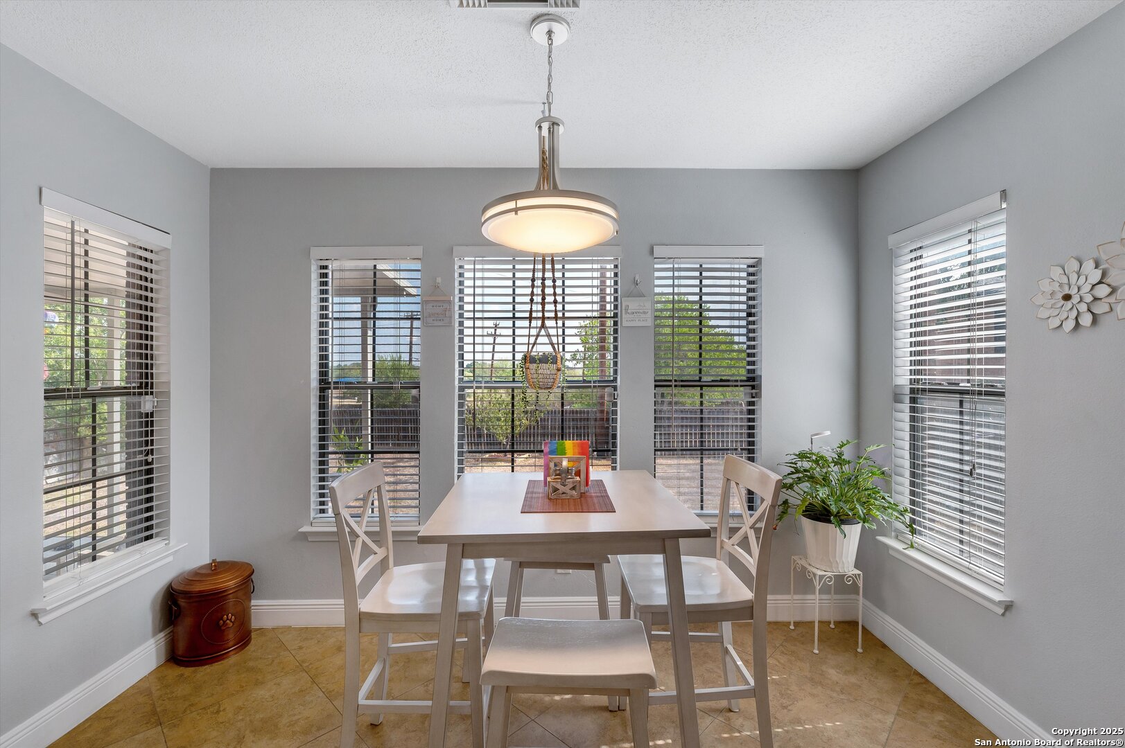 7624 Lonecrest Lane Converse, TX 78109 - Photo 14 of 32 a living room with furniture and a potted plant