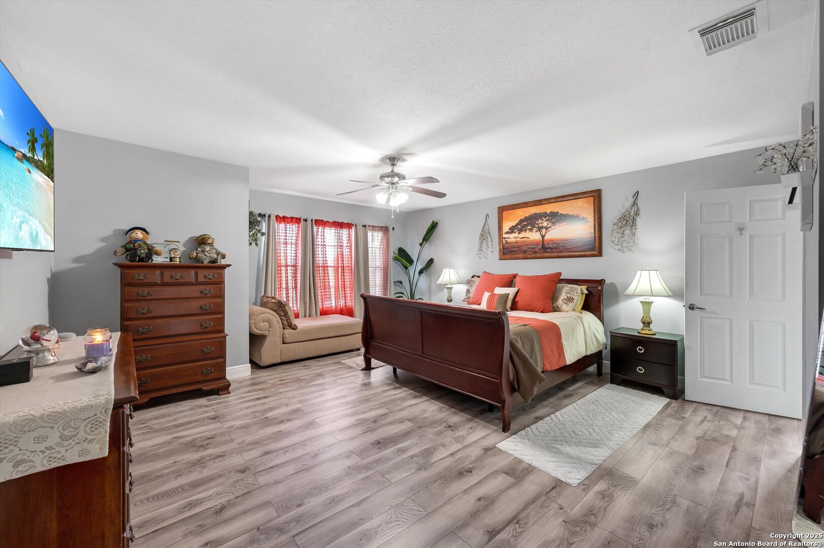 7624 Lonecrest Lane Converse, TX 78109 - Photo 18 of 32 a bed room with a bed and a couch