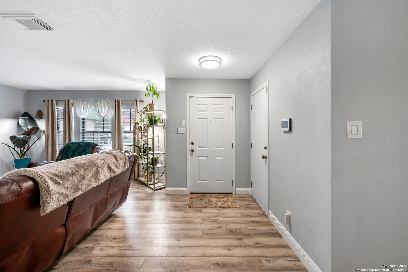 7624 Lonecrest Lane Converse, TX 78109 - Photo 4 of 32 a living room with a bed furniture and next to a window