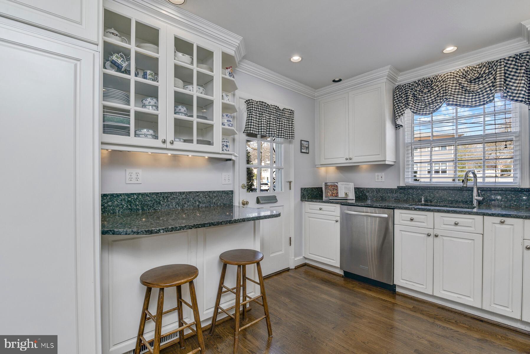 5700 Marengo Road Bethesda, MD 20816 - Photo 17 of 58 Kitchen Breakfast Bar