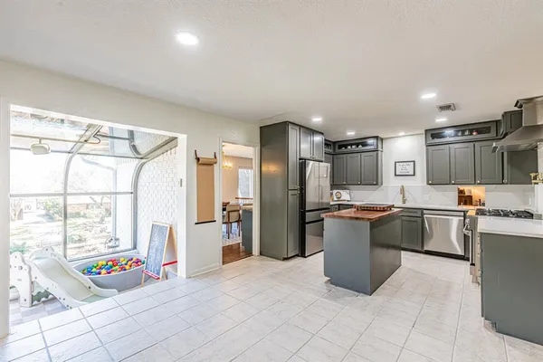 $700,000 | 18 Crosslands Road, Benbrook, TX 76132