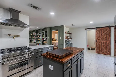 $687,000 | 18 Crosslands Road, Benbrook, TX 76132