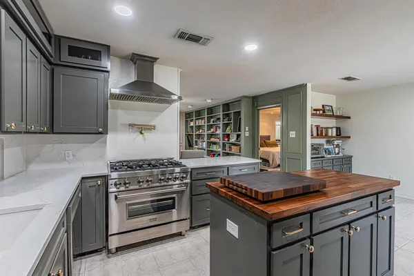 $700,000 | 18 Crosslands Road, Benbrook, TX 76132