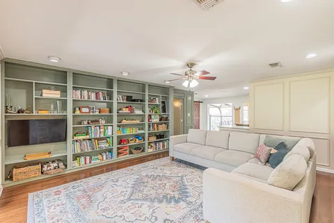 $687,000 | 18 Crosslands Road, Benbrook, TX 76132
