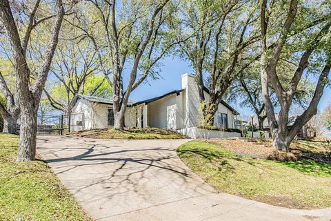 $687,000 | 18 Crosslands Road, Benbrook, TX 76132