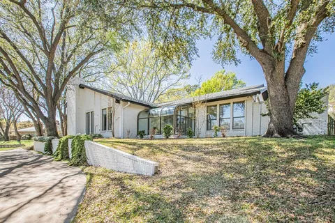 $687,000 | 18 Crosslands Road, Benbrook, TX 76132