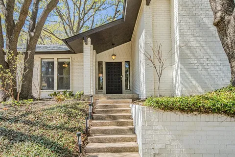 $687,000 | 18 Crosslands Road, Benbrook, TX 76132