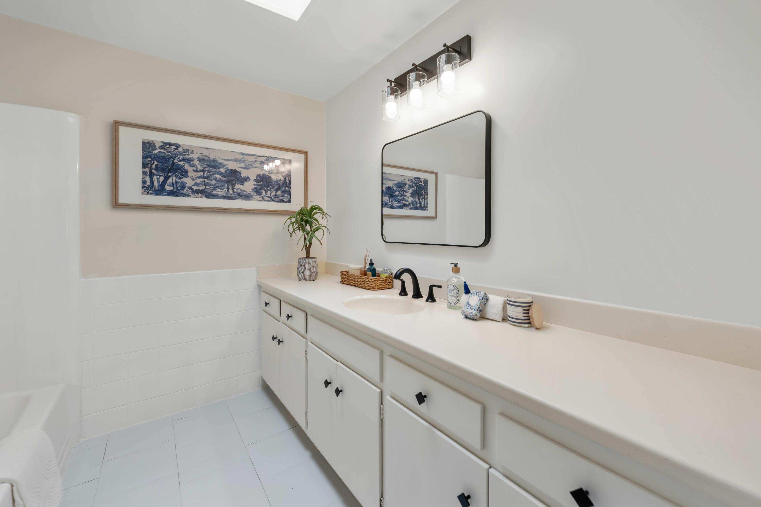 7286 Georgetown Road Goleta, CA 93117 - Photo 32 of 50 Guest bathroom - 7286 Georgetown Rd