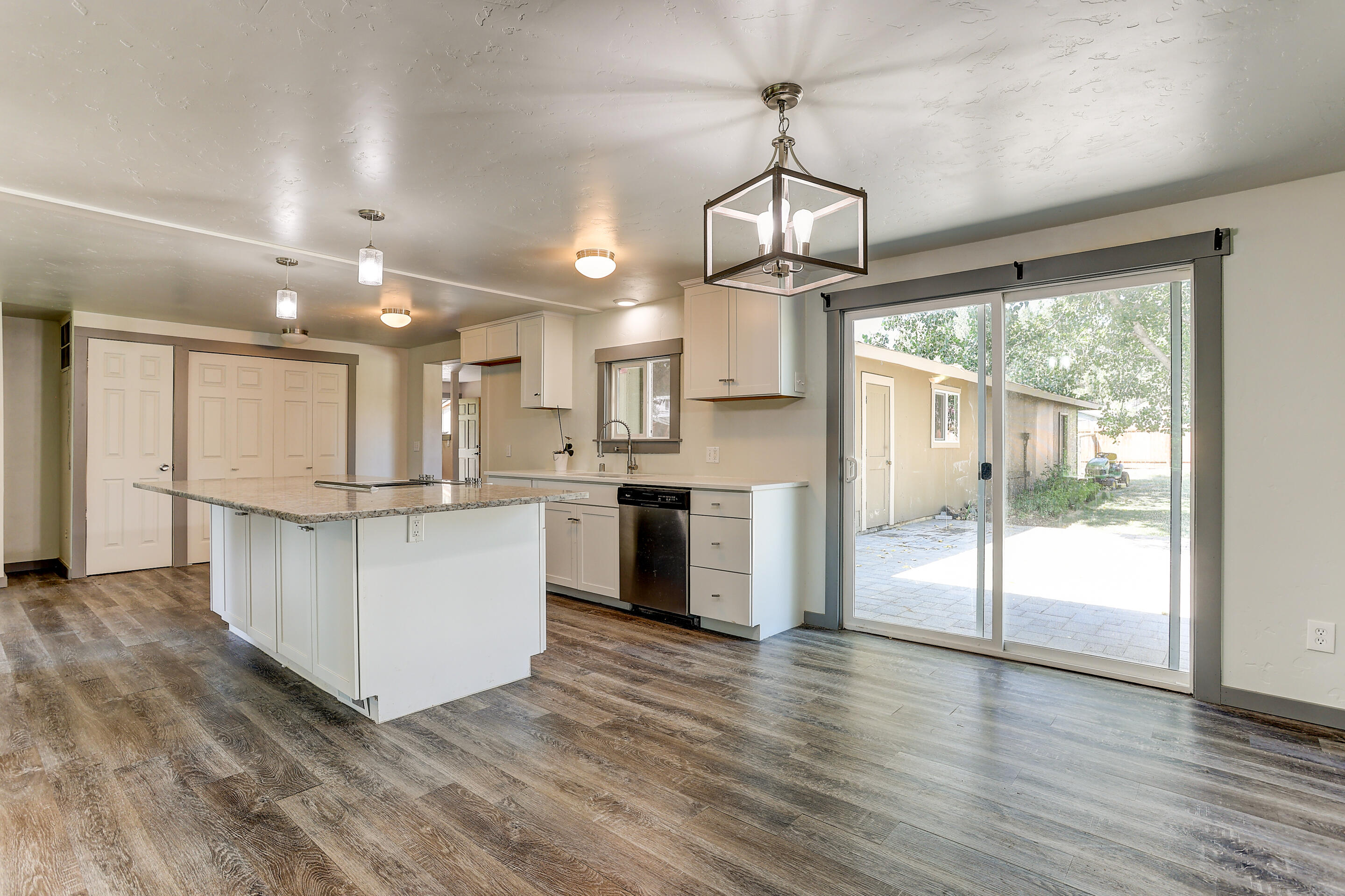 19239 Shoshone Road Bend, OR 97702 - Photo 1 of 39 Newly Remodeled Kitchen - Main Home