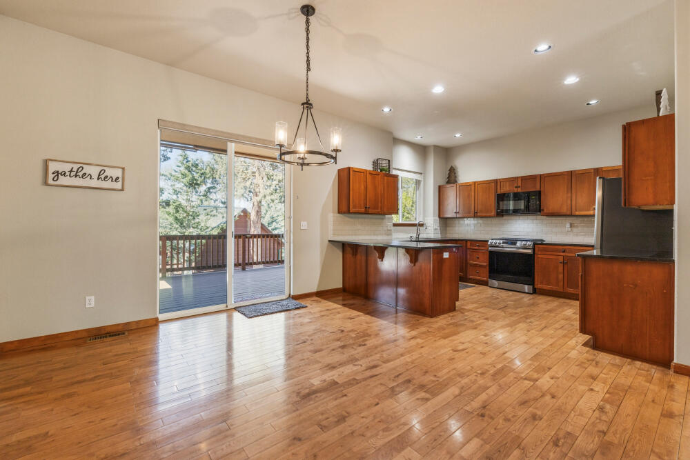 6352 Sanderling Road Klamath Falls, OR 97601 - Photo 22 of 65 Dining and Kitchen