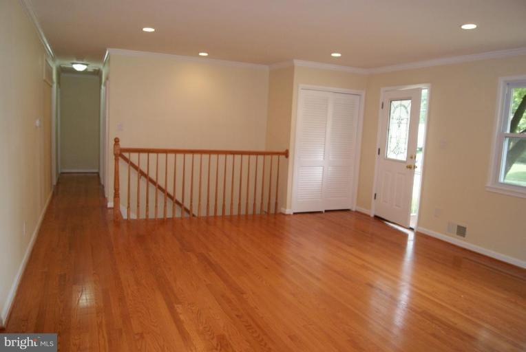 5202 Milland Street Springfield, VA 22151 - Photo 4 of 26 Living Room