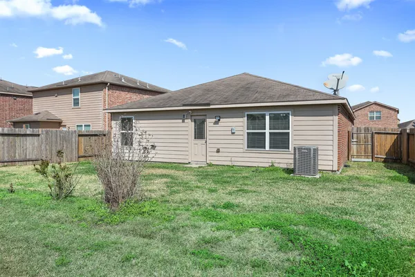 a view of a house with backyard