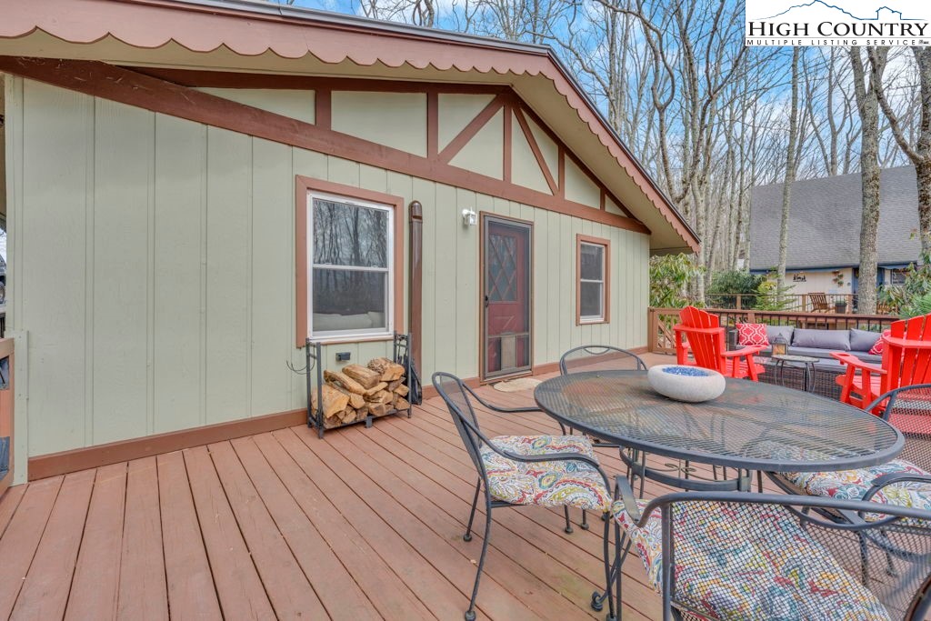 837 Pine Ridge Road Beech Mountain, NC 28604 - Photo 12 of 23 a backyard of a house with table and chairs