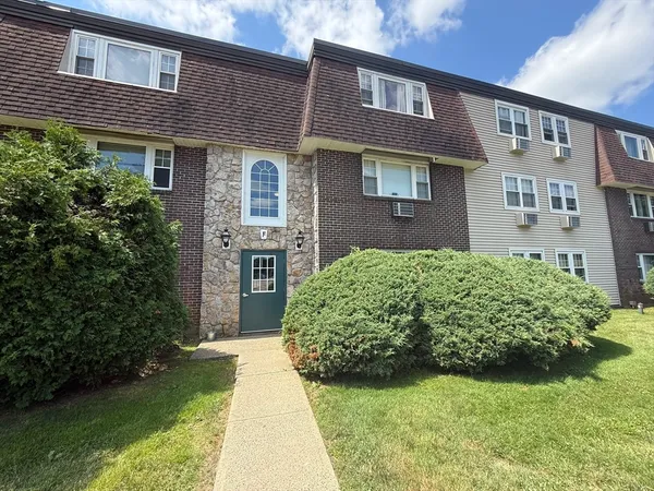 $1,825 | 180 Main Street, Unit F140, Bridgewater, MA 02324