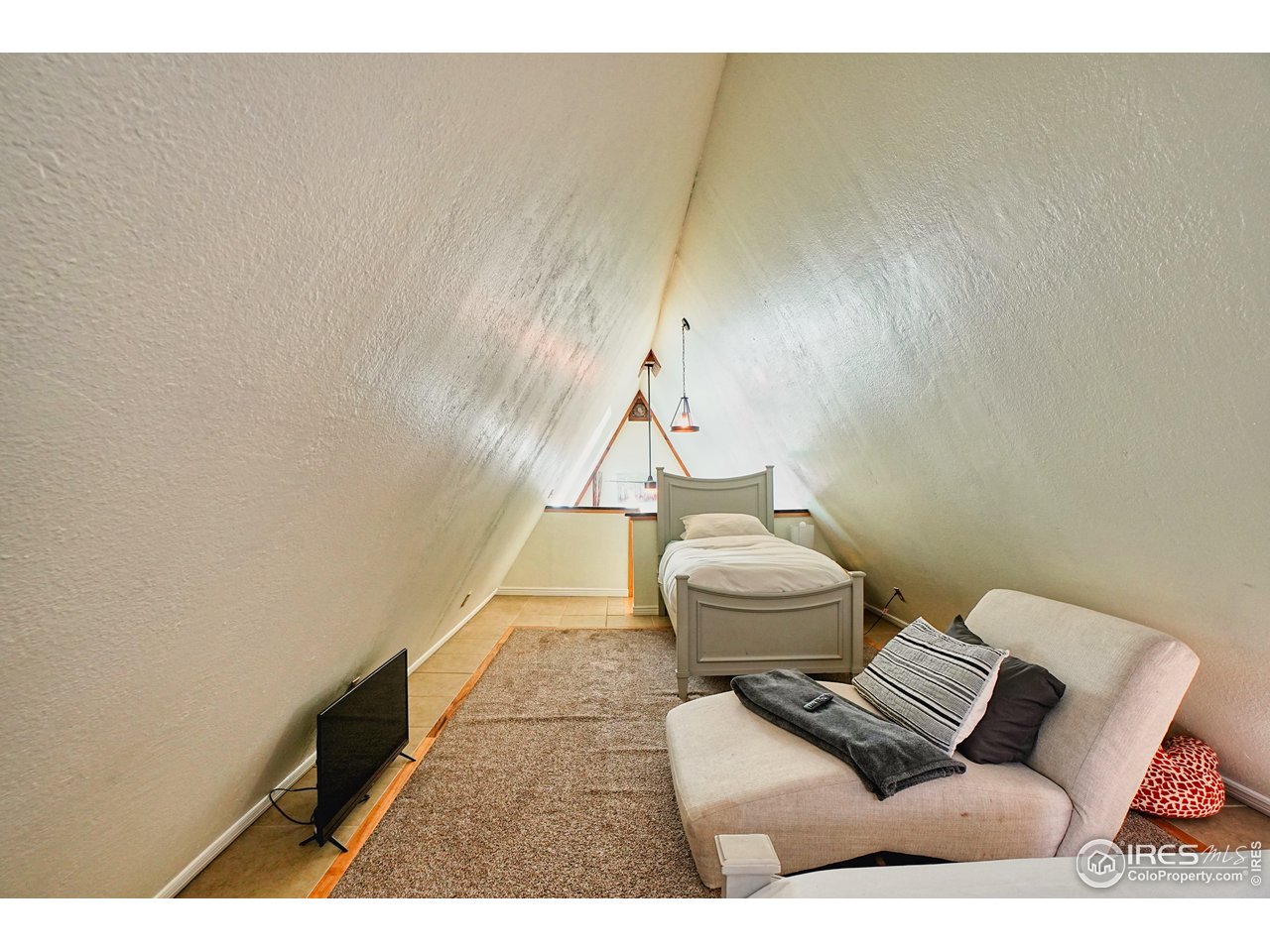 2170 Apex Valley Road Black Hawk, CO 80422 - Photo 24 of 50 a living room with furniture