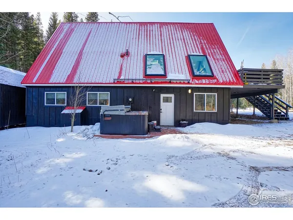 a view of entryway with outdoor space