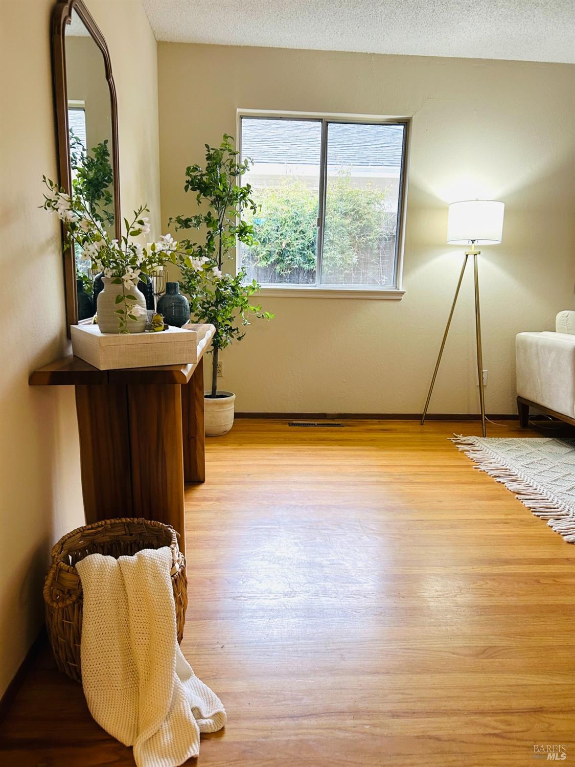 17884 Riverside Drive Sonoma, CA 95476 - Photo 4 of 20 a living room with wooden floor and a potted plant