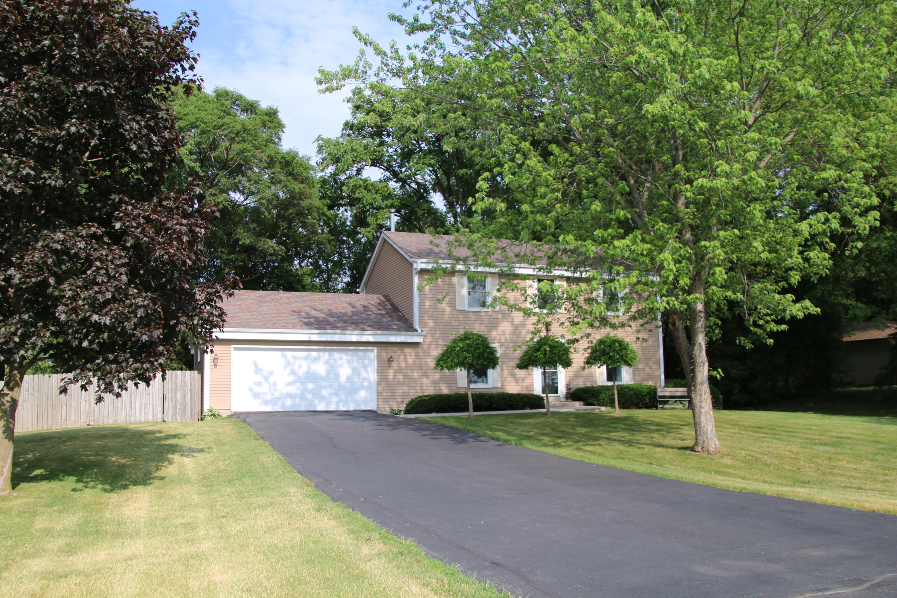 1400 South Ridgeway Road New Berlin, WI 53146 - Photo 2 of 31 2 Car Garage
