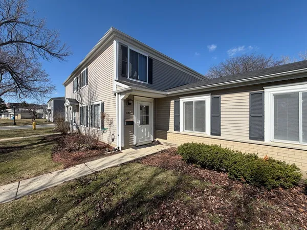 $2,150 | 1152 Cove Drive, Unit 212B, Prospect Heights, IL 60070