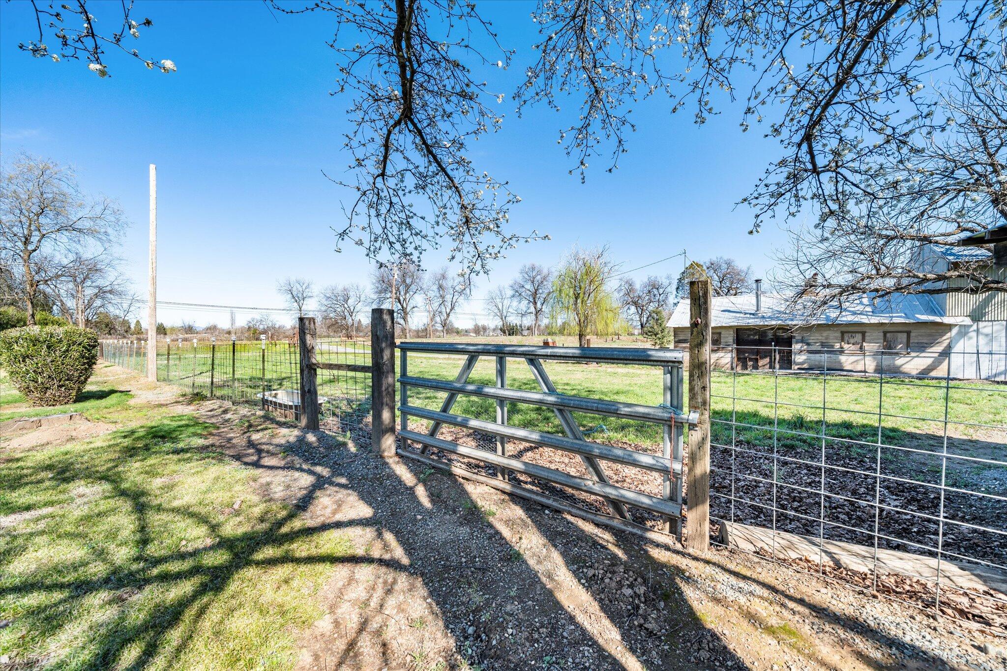 19301 Smith Road Redding, CA 96002 - Photo 46 of 62 56-BiggerFlow Real Estate Media-55