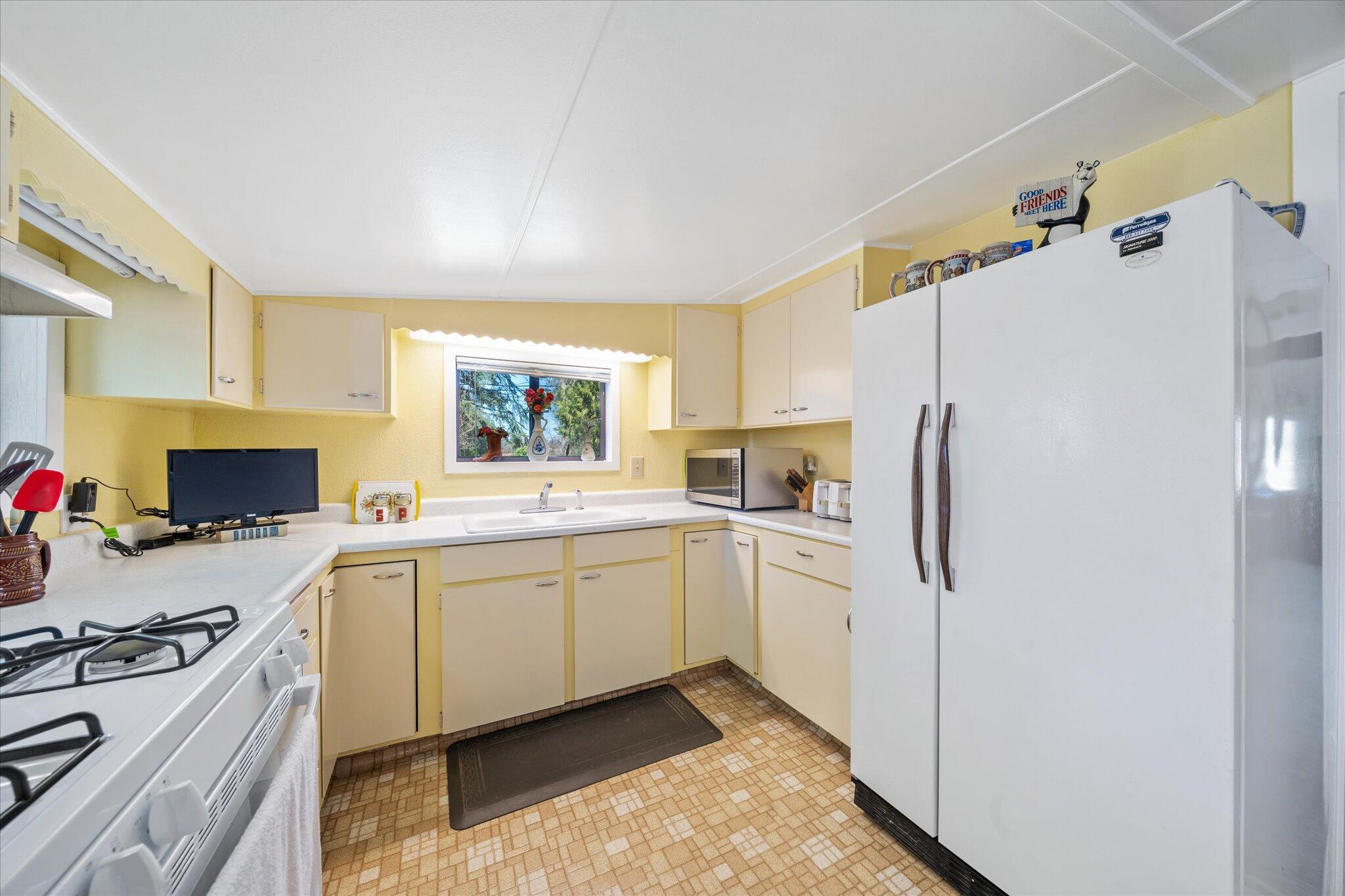 19301 Smith Road Redding, CA 96002 - Photo 7 of 62 09-BiggerFlow Real Estate Media-8