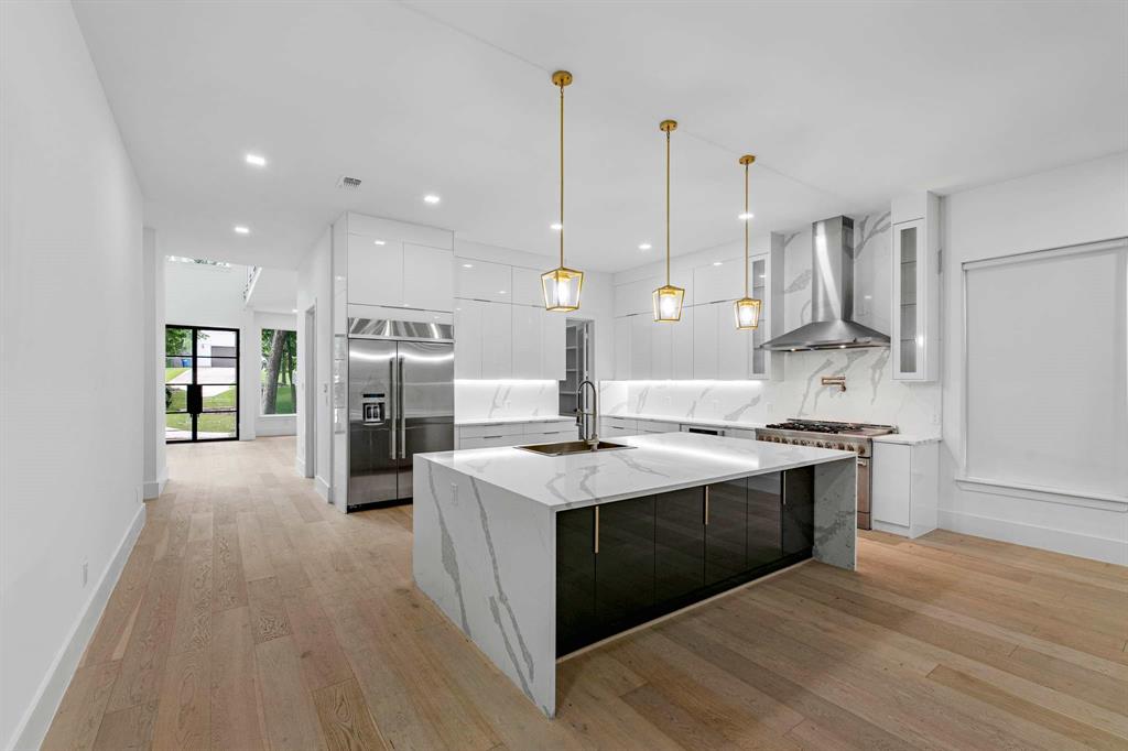 13032 Copenhill Road Dallas, TX 75240 - Photo 15 of 40 a kitchen with stainless steel appliances kitchen island a large island in the center
