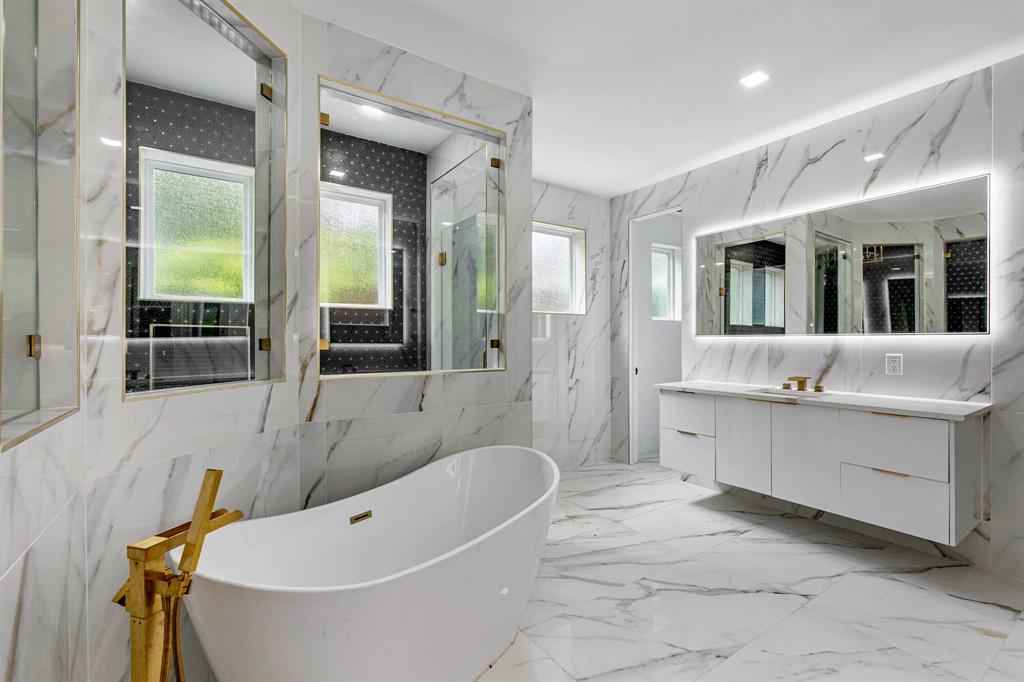 13032 Copenhill Road Dallas, TX 75240 - Photo 6 of 40 a bathroom with a bathtub and a sink