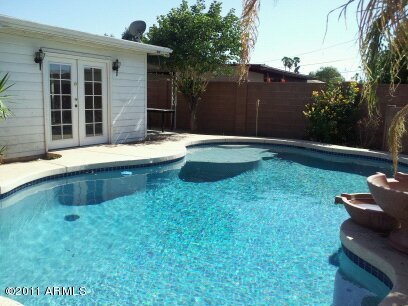 430 West Cheery Lynn Road Phoenix, AZ 85013 - Photo 3 of 12 Pool with water feature