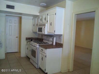 430 West Cheery Lynn Road Phoenix, AZ 85013 - Photo 5 of 12 Kitchen stove side