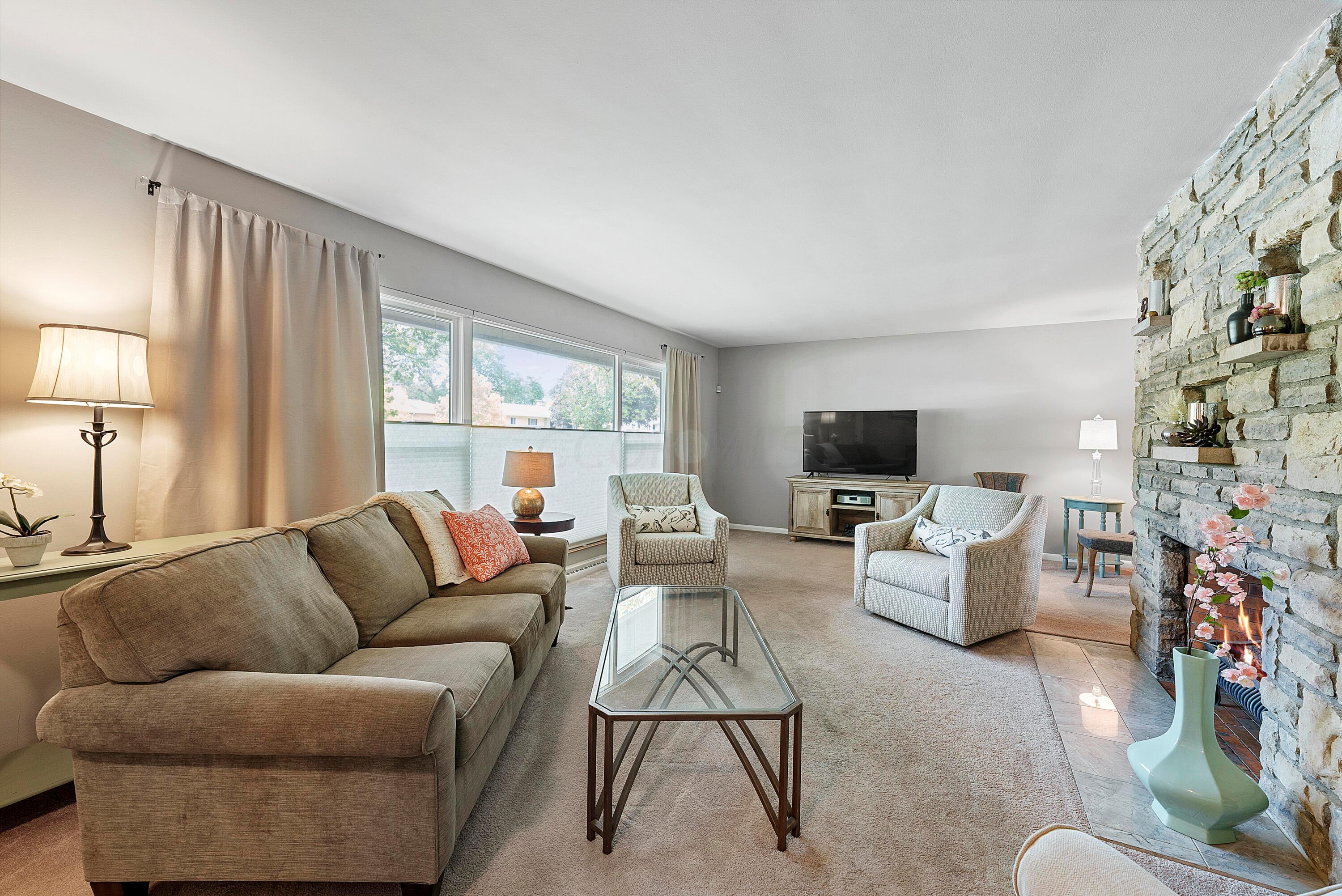 3780 Mountview Road Columbus, OH 43220 - Photo 4 of 41 Oversized great room w/ lots of natural light.