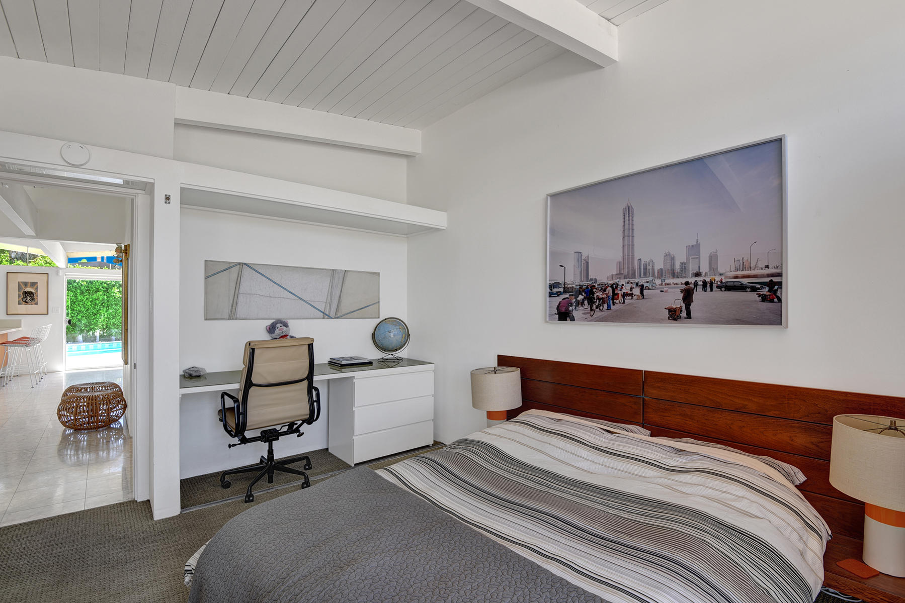 1865 Apache Circle Palm Springs, CA 92264 - Photo 21 of 42 a bedroom with a bed a desk and chair