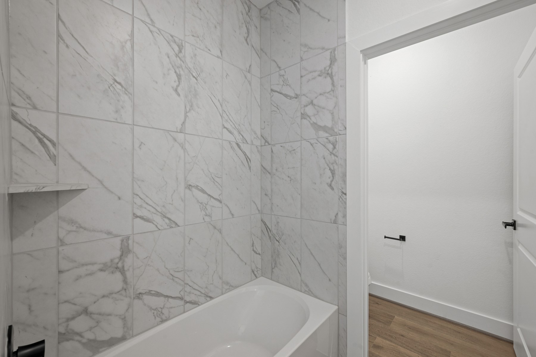 1805 Drover Lane Rosenberg, TX 77471 - Photo 28 of 29 a bathroom with a bathtub