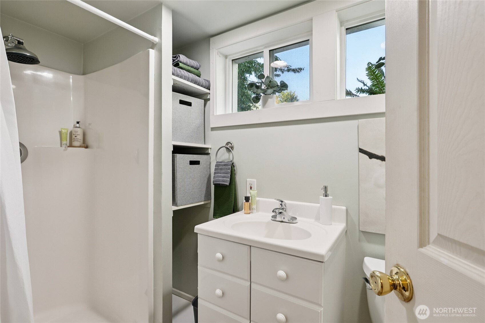 511 23rd Avenue East Seattle, WA 98112 - Photo 36 of 39 a bathroom with a sink and mirror