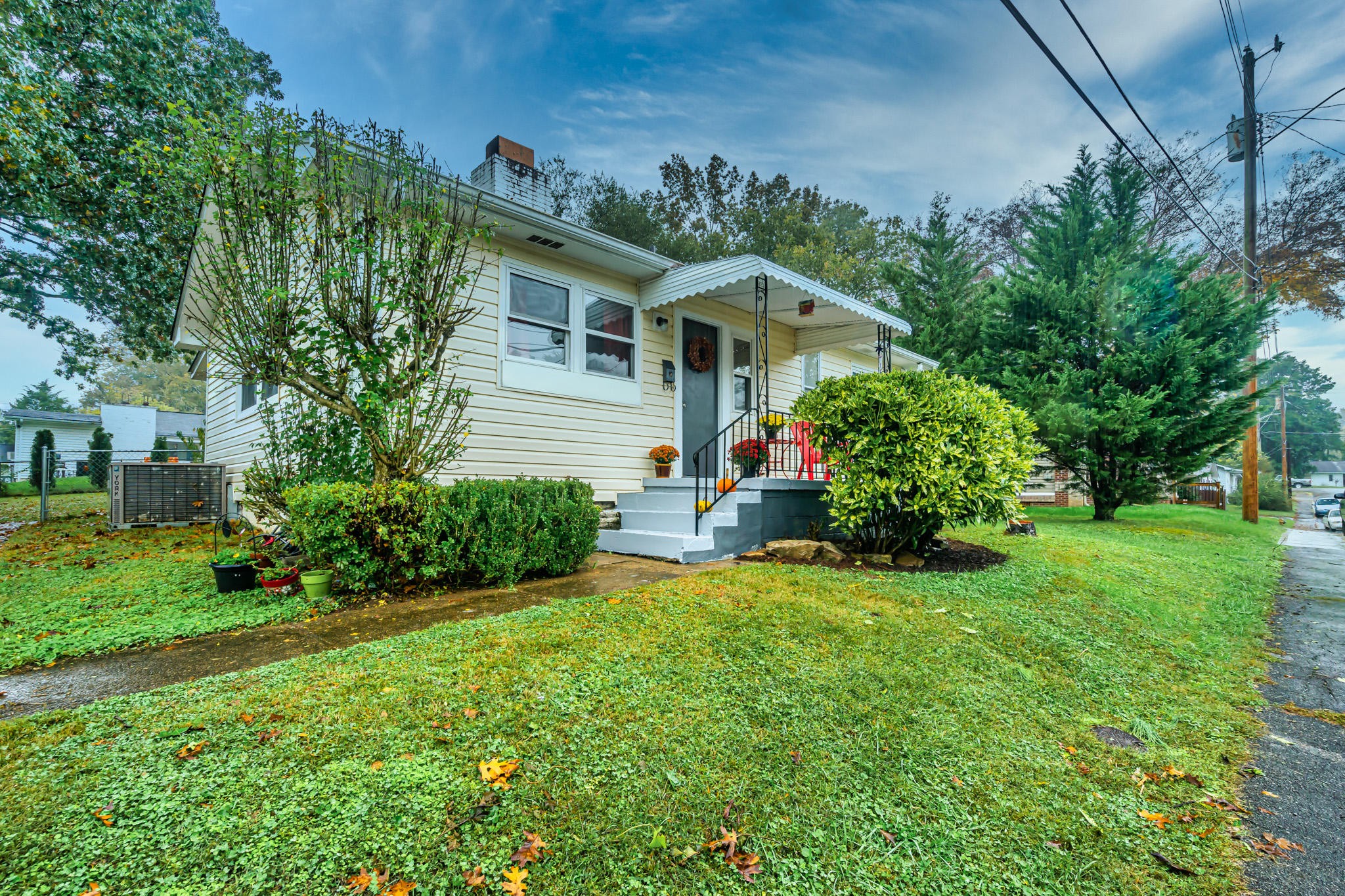 106 Tomlinson Road Oak Ridge, TN 37830 - Photo 1 of 21 a front view of house with yard and green space