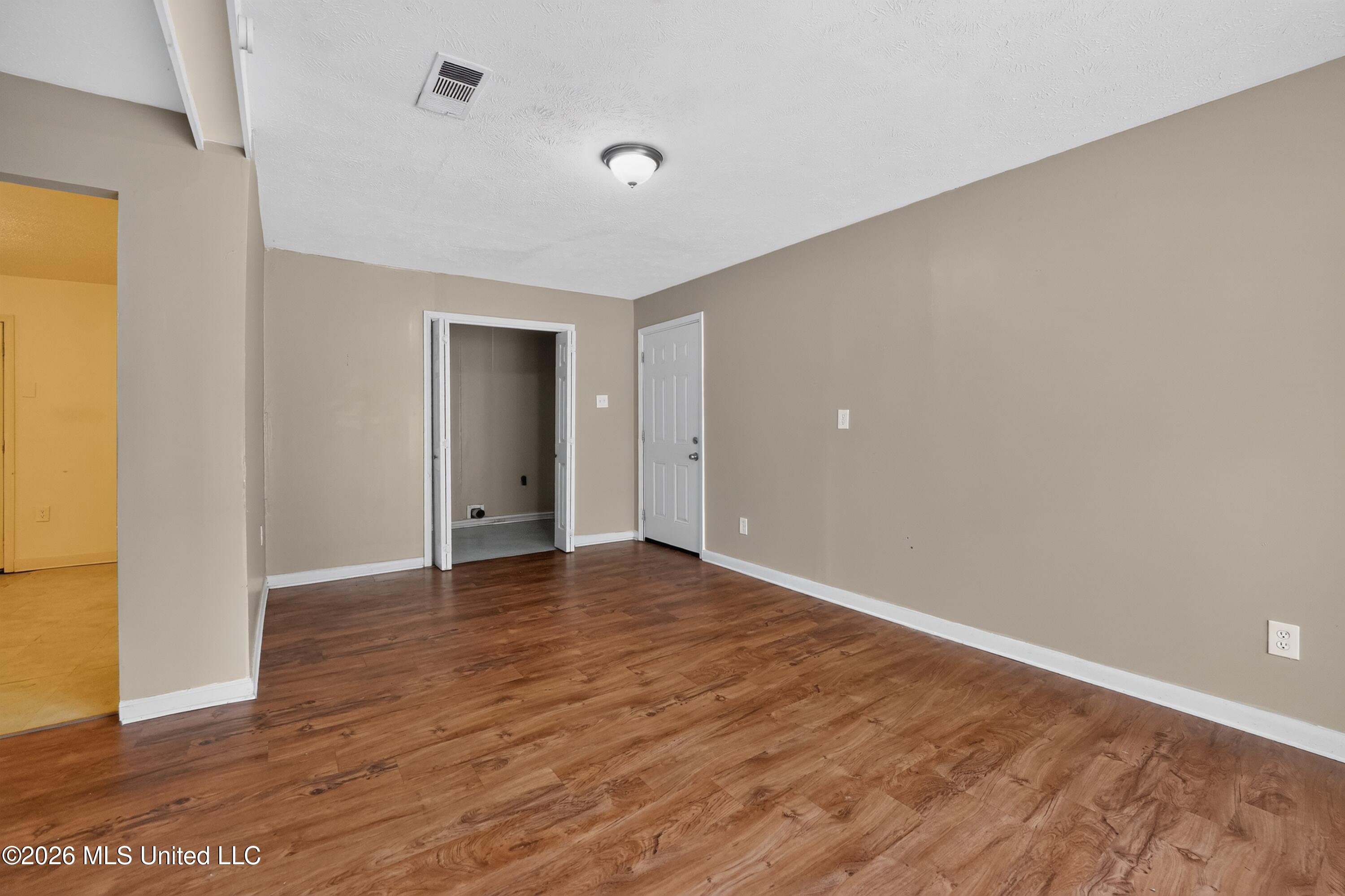 4305 Old Brandon Road Pearl, MS 39208 - Photo 5 of 38 11_4305_Old_Brandon_Rd-Living_room-8821