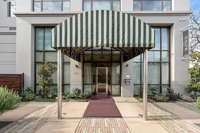 a view of a entrance gate of the house