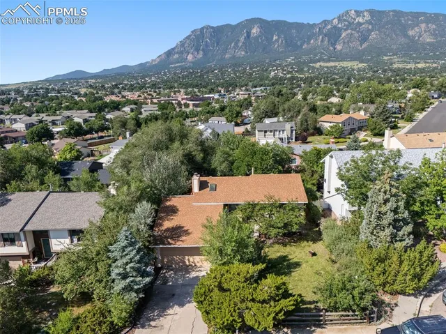 a picture of a wall with a white wall