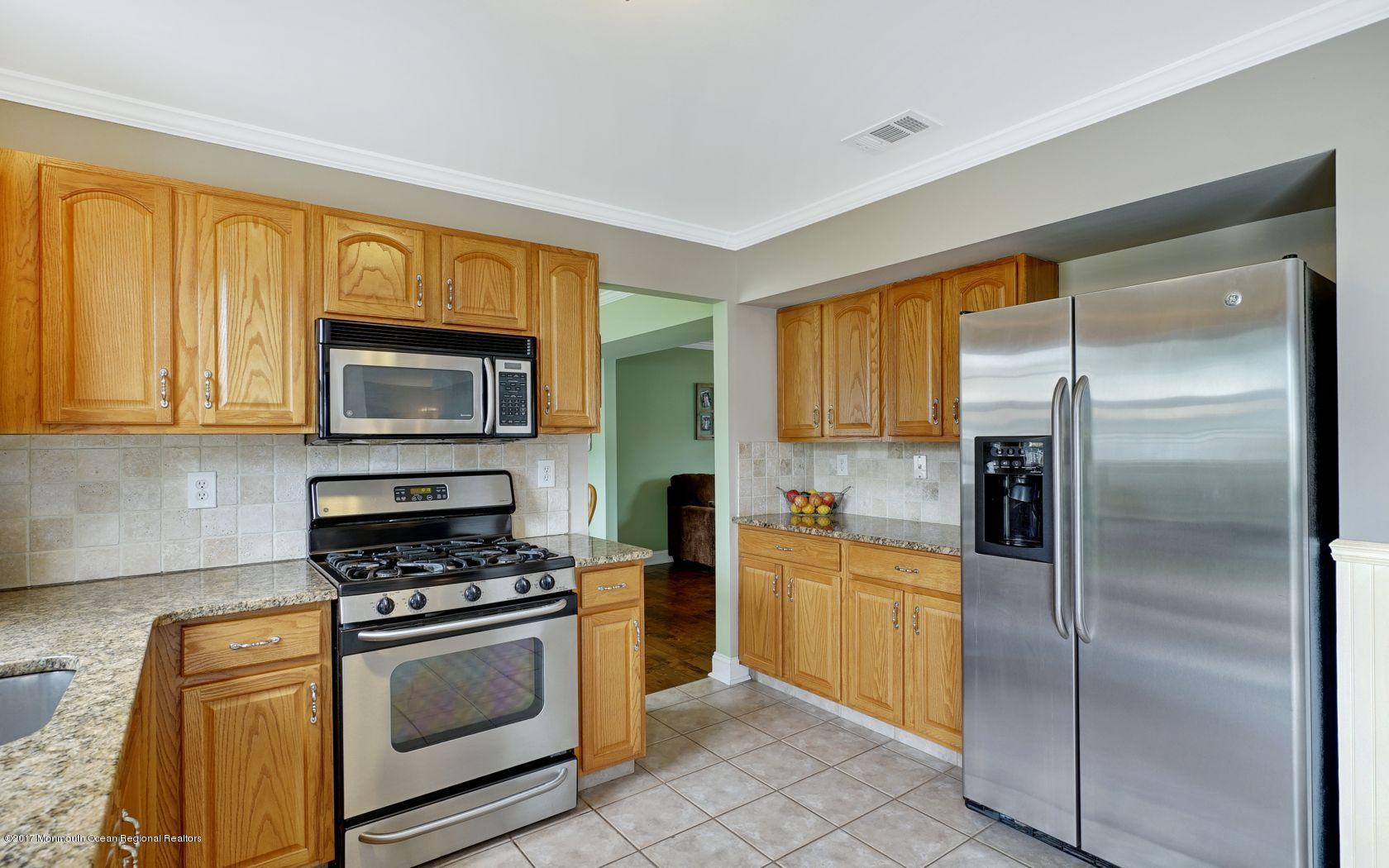 10 Andrew Street Howell, NJ 07731 - Photo 7 of 38 e82db40a-904f-43a8-b9ea-011530aa6d79