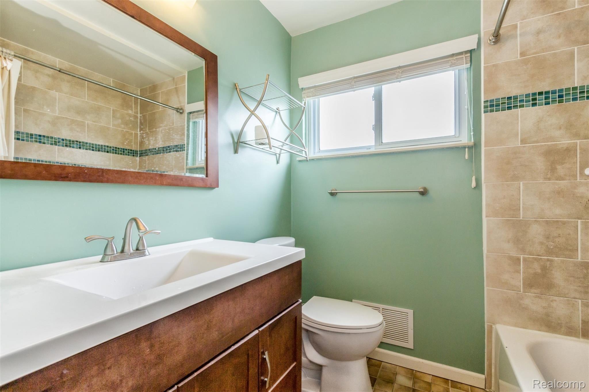3853 Harding Street Dearborn, MI 48124 - Photo 15 of 32 17.jpg