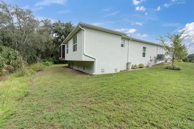 a view of a house with backyard and garden