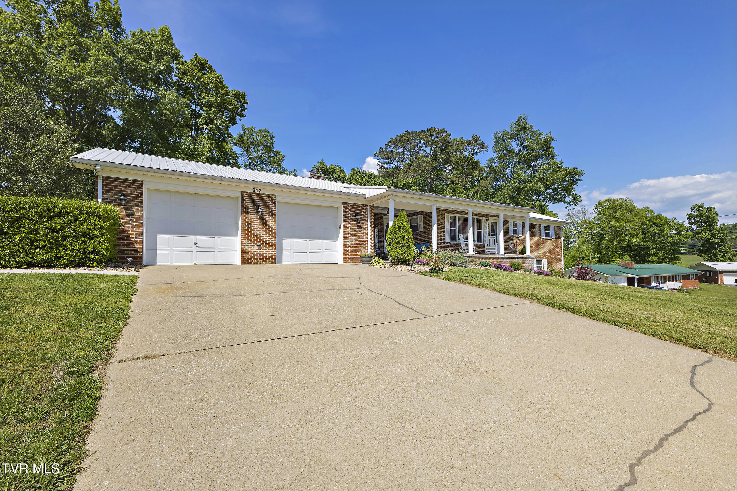 217 Echo Drive Greeneville, TN 37743 - Photo 2 of 44 128A3146