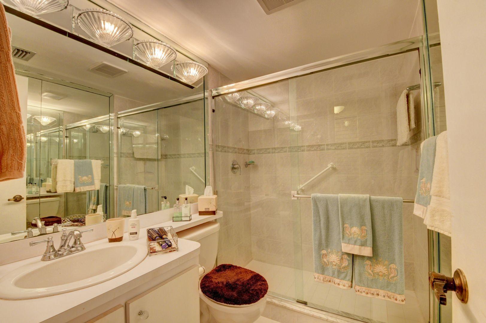 6621 Spring Bottom Way, Unit 142 Boca Raton, FL 33433 - Photo 18 of 26 Guest Bath