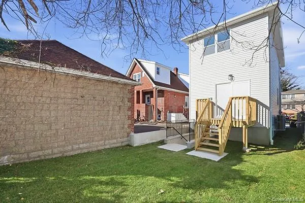 a view of outdoor space yard and porch