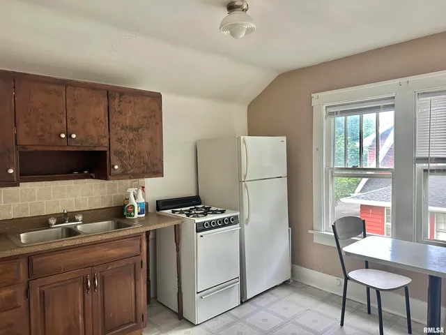 $54,900 | 1009 West Armstrong Avenue, Peoria, IL 61606