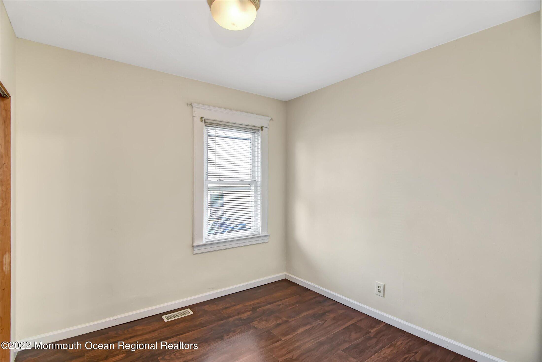 742 Old Road Elizabeth, NJ 07202 - Photo 14 of 25 an empty room with windows