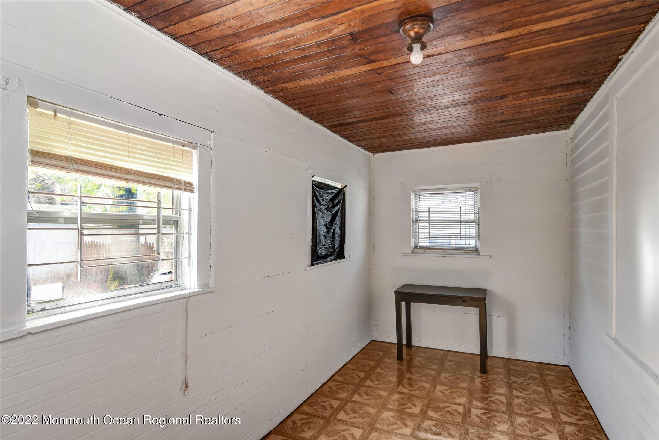 742 Old Road Elizabeth, NJ 07202 - Photo 15 of 25 a very nice looking room with a large window