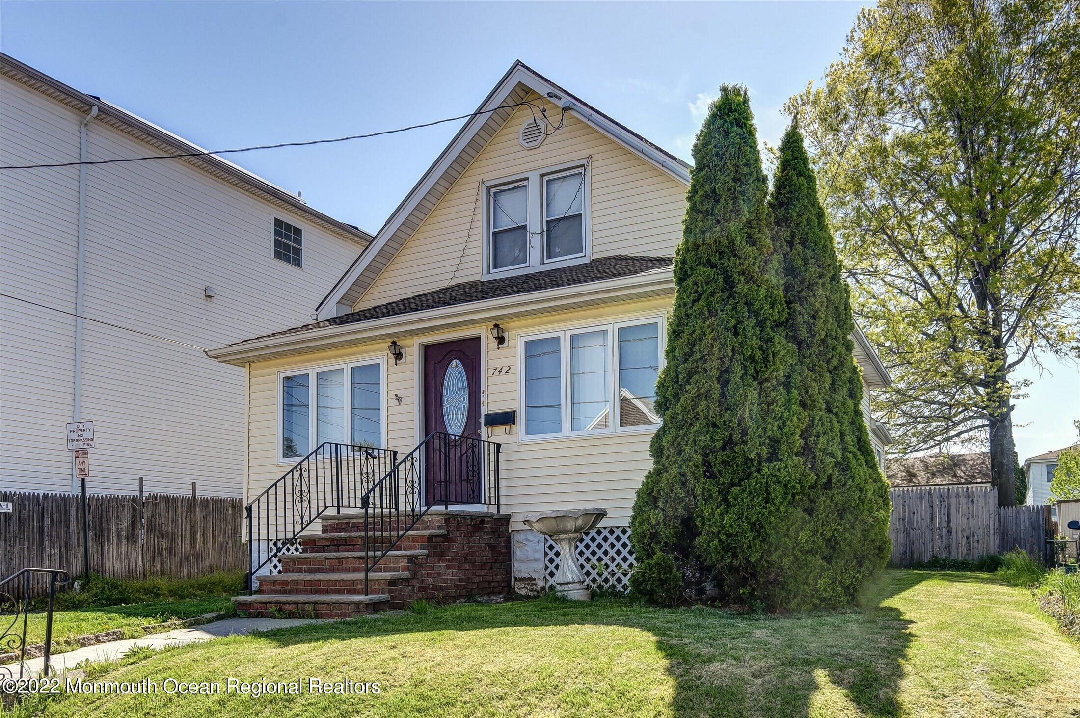 742 Old Road Elizabeth, NJ 07202 - Photo 2 of 25 a front view of a house with a yard