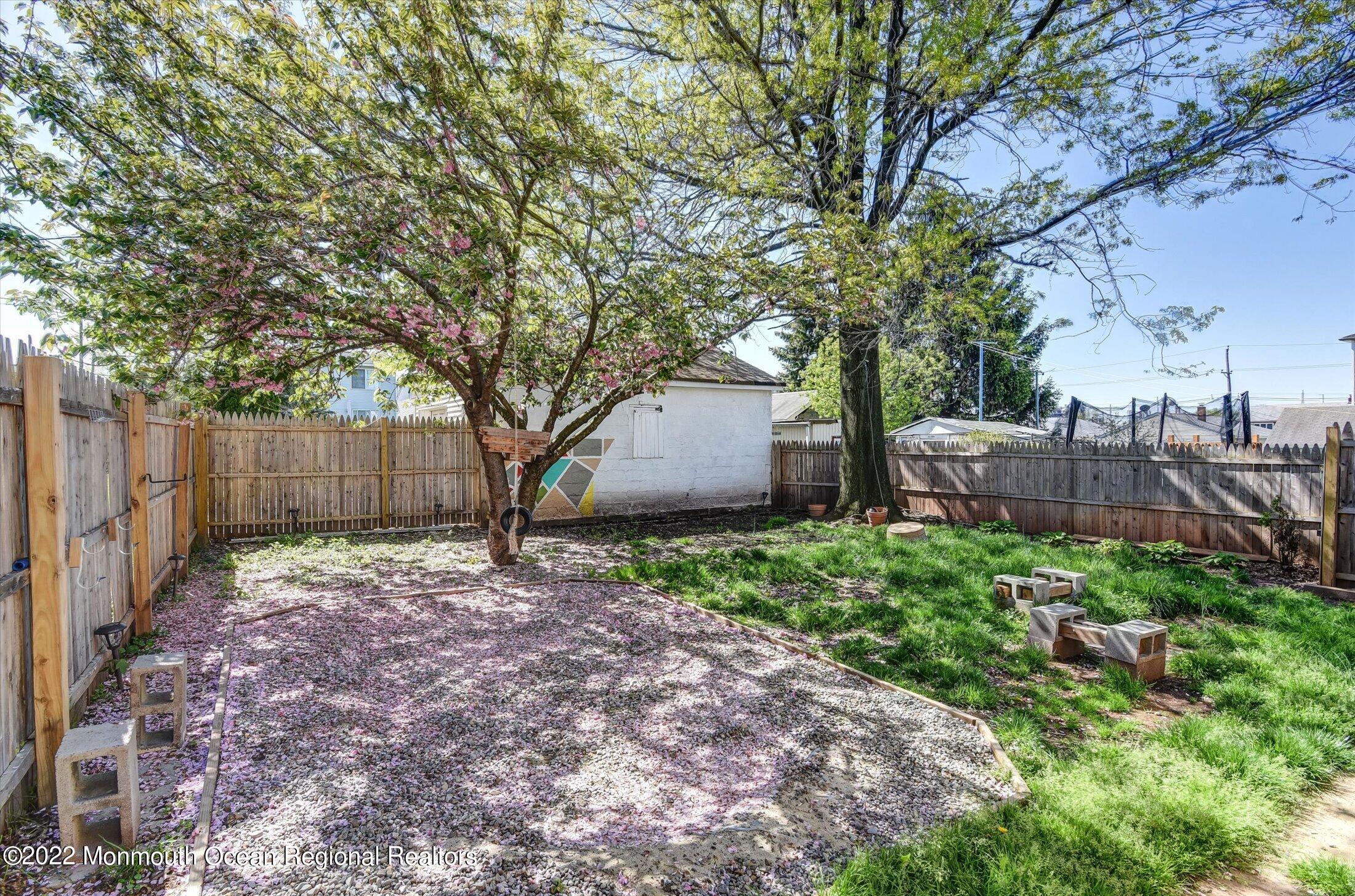 742 Old Road Elizabeth, NJ 07202 - Photo 23 of 25 a backyard of a house with lots of green space