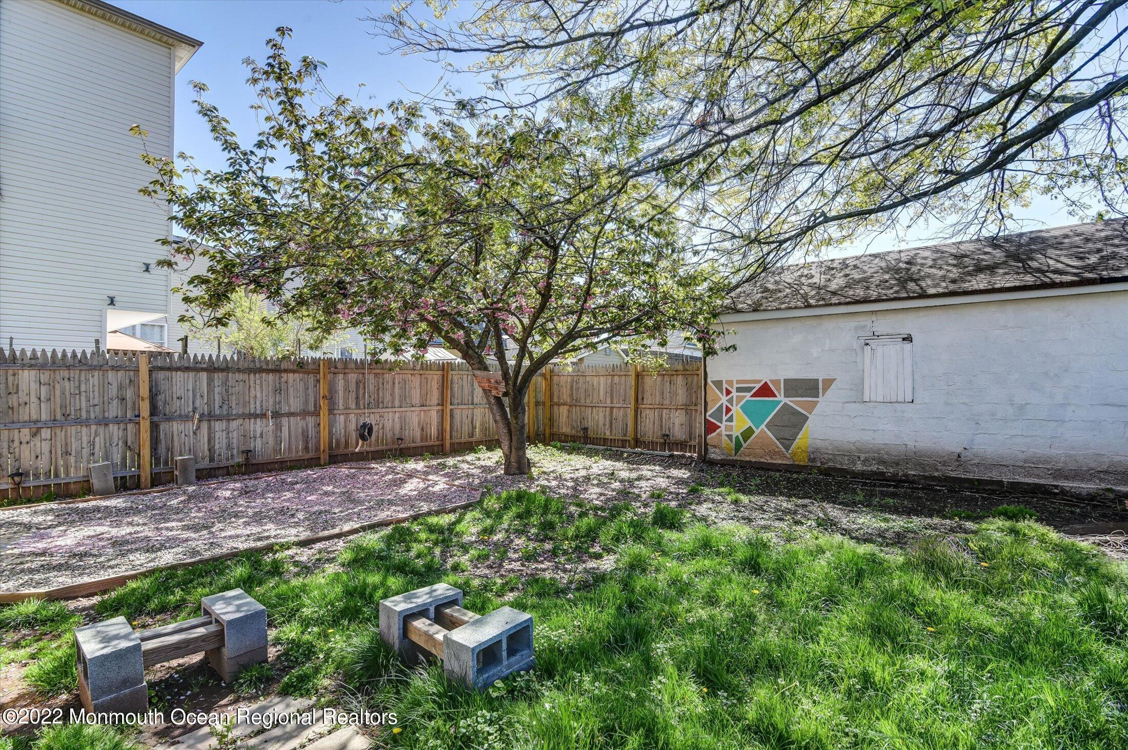 742 Old Road Elizabeth, NJ 07202 - Photo 24 of 25 a backyard of a house with lots of green space