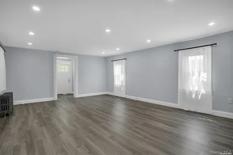 $769,000 | 14 Maple Street, Glenwood Landing, NY 11547